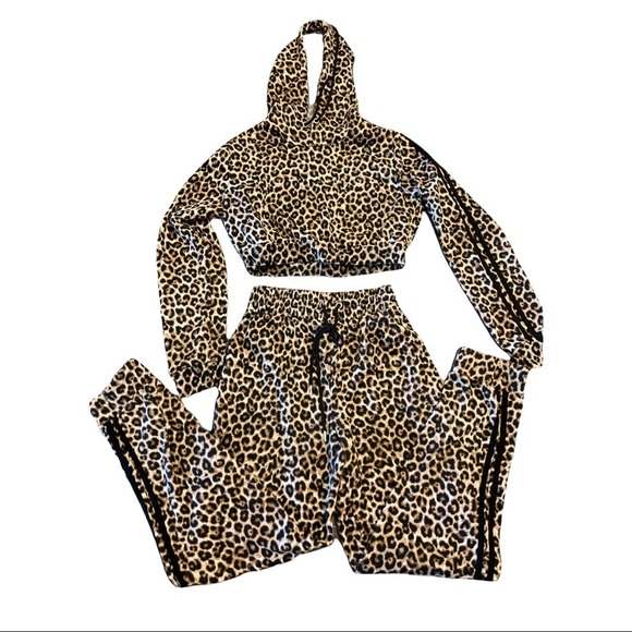The “Leopard “ active set Top and  pants - Picture 3 of 9